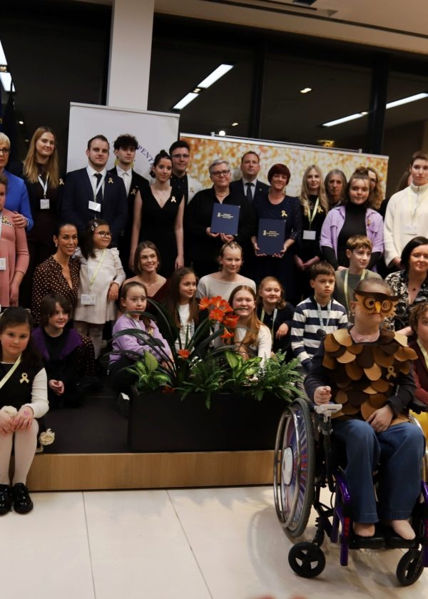 Skupinska fotografija prejemnikov priznanj Zlati ambasador 2025 na Brdu pri Kranju