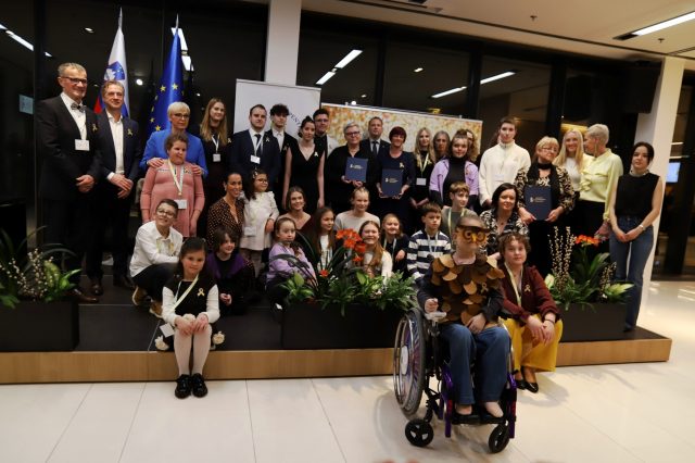 Skupinska fotografija prejemnikov priznanj Zlati ambasador 2025 na Brdu pri Kranju