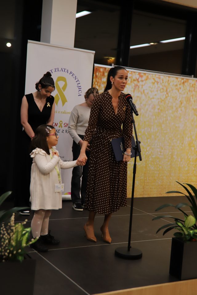 Elisa predaja priznanje Zlati ambasador 2025 Tini Gaber Golob